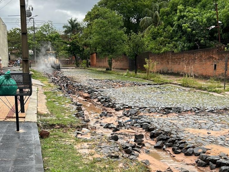 Itá Enramada. Fotografía de la zanja abierta en plena calle.