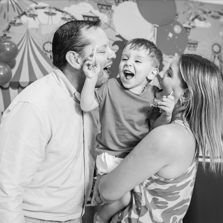 ¡Hermosa postal! Gastón, papá Aldo y mamá Denise, muy felices en el segundo cumpleaños del más peque de la casa. (Instagram/Denise Hutter)