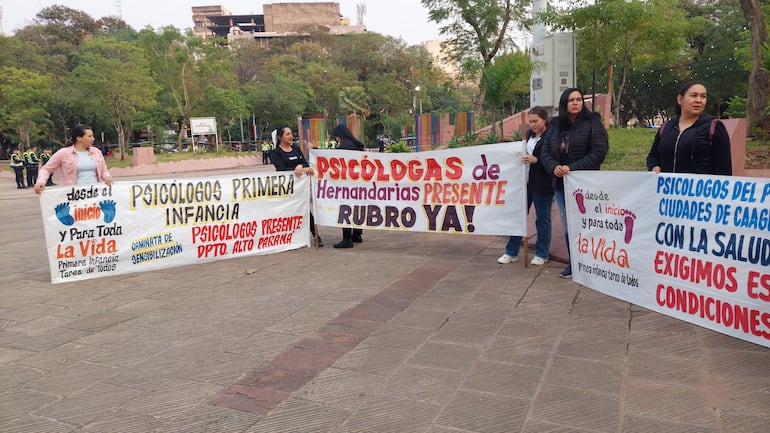 Este martes se movilizan en el centro de Asunción psicólogos del Programa Primera Infancia del Ministerio de Educación (MEC).