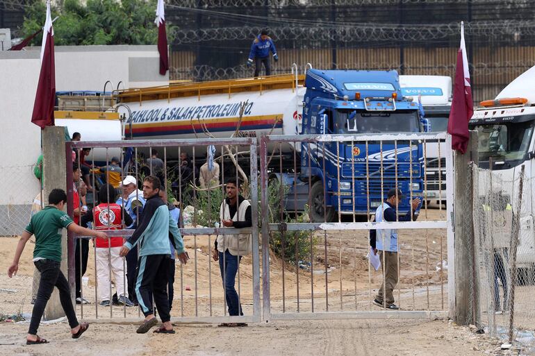 Un camión con combustible en el cruce de Rahaf, en la frontera entre Gaza y Egipto, el pasado miércoles.