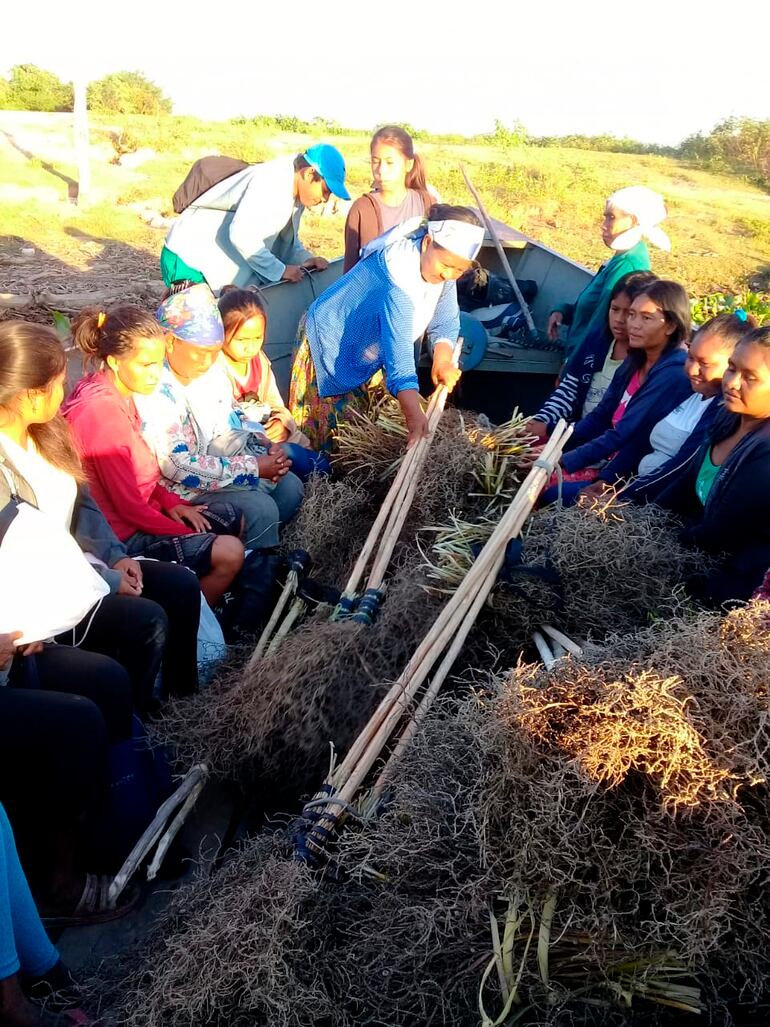 Mujeres trabajadoras de los Maskoy, en Puerto Casado.