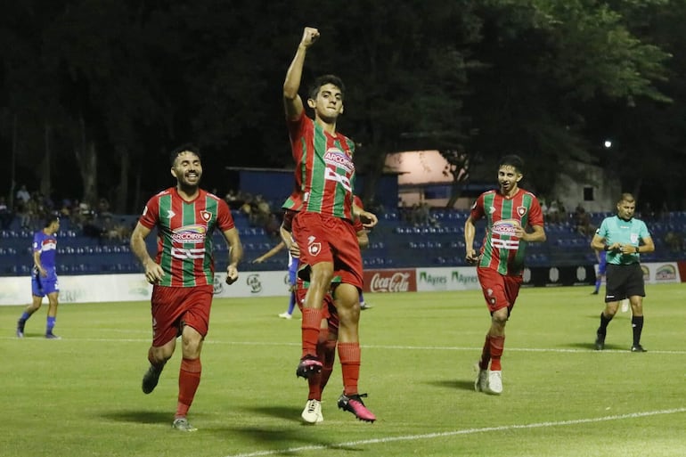 El festejo con el puño arriba de Líder Cáceres, en el primer gol de Tembetary. (Foto: APF)