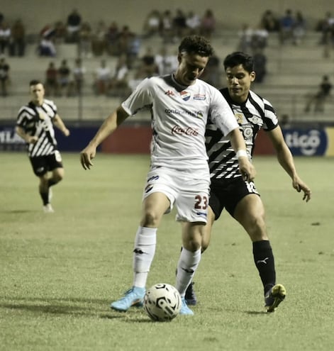 Carlos Espínola (Nacional) y Lorenzo Melgarejo (Libertad), en el Arsenio Erico.