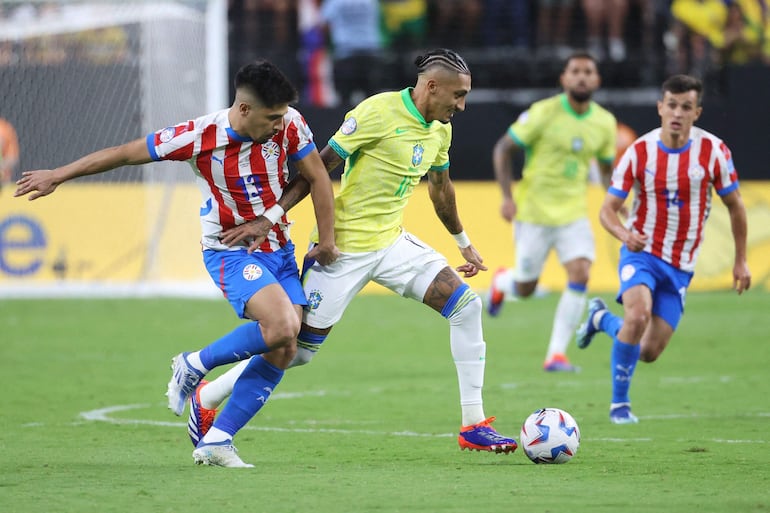 Raphinha se lleva el balón creando otro ataque para Brasil