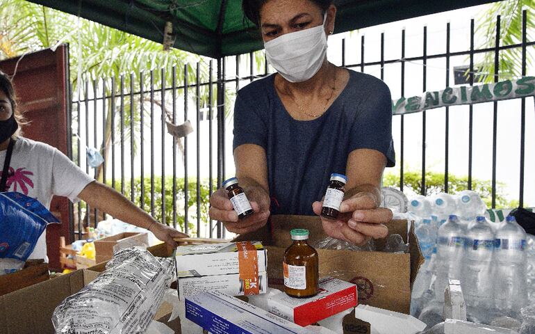 Familiares deben esperar horas y horas para conseguir la ayuda social del medicamento a través del sistema habilitado.