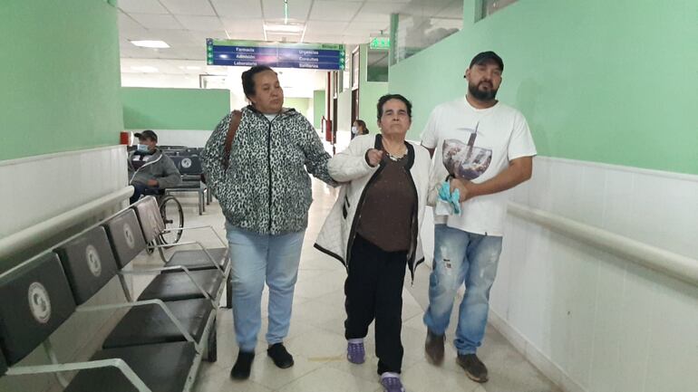 José Luis López, con hermana Norma López, y su madre Doña Modesta de López de 71 años, quien sufre  de párkinson deberán acampar para una próxima consulta para la especialidad de neurología.