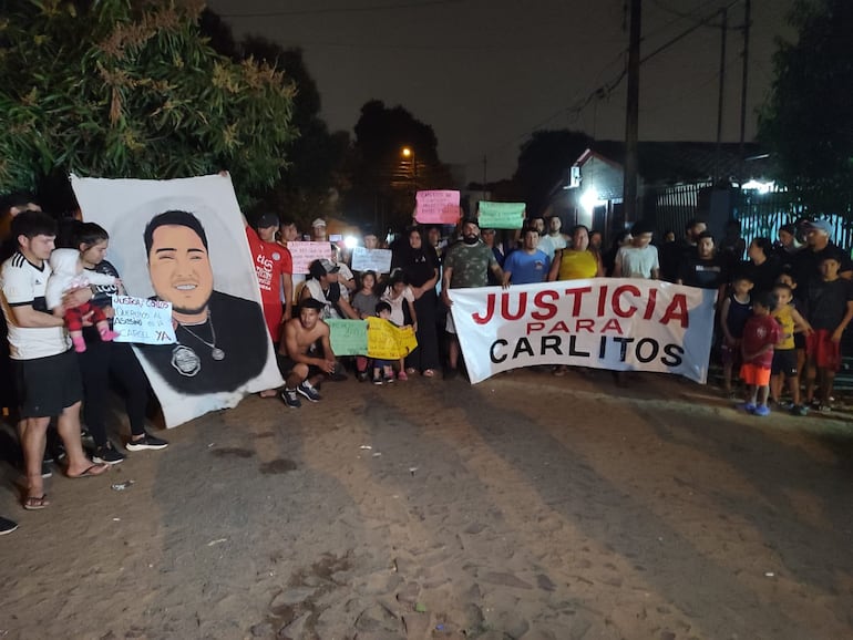 Familiares y amigos de Carlos Ismael Marecos Espínola piden justicia tras fatal accidente.