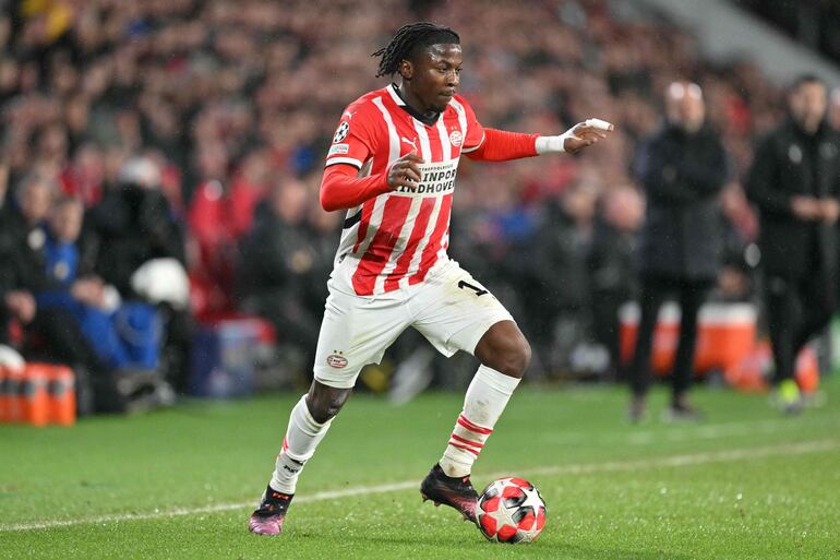 El delantero belga del PSV Eindhoven, Johan Bakayoko, corre con el balón durante el partido contra el Liverpool FC (ENG) en el Philips Stadion, en Eindhoven.