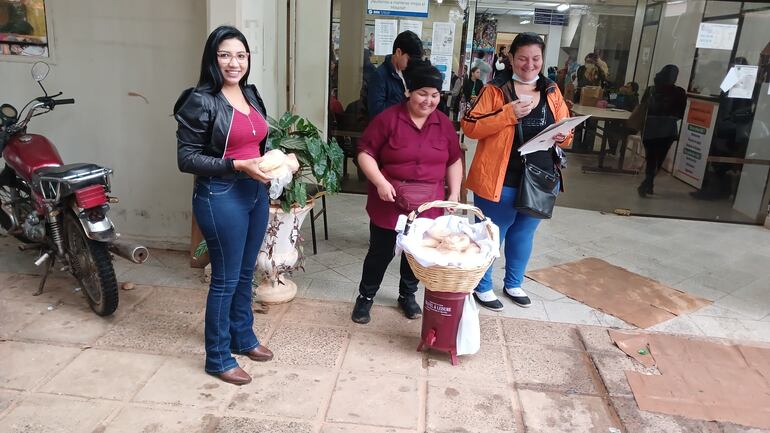 Mabel  Esteche en su improvisado puesto de venta de chipa y cocido en el acceso al Hospital Regional de Coronel Oviedo.