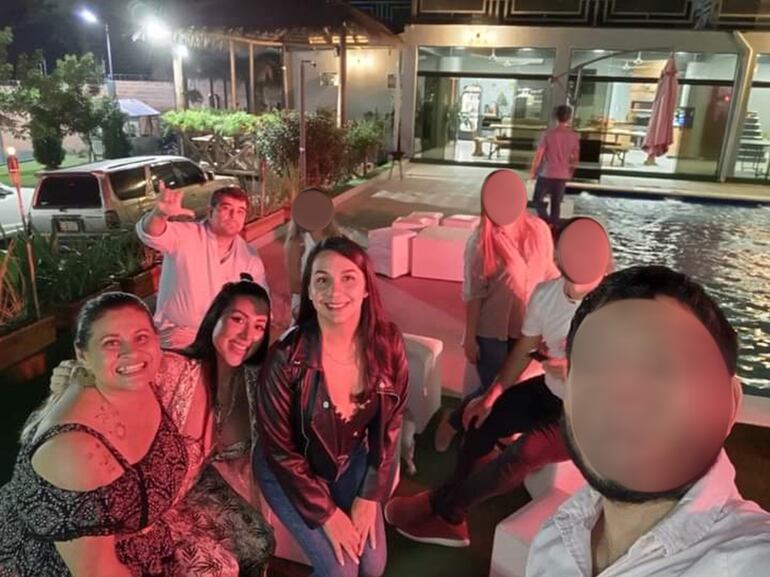 Gustavo Arias (alzando la mano) en una de las fiestas realizadas en su quinta. En la foto aparece junto a tres funcionarias del IPS que estaban a su cargo.