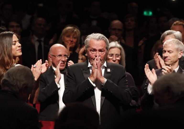 Alain Delon ovacionado en Canes cuando recibió la Palma de Oro honorífica por su carrera actoral en 2019.