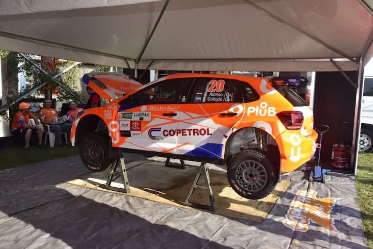 Los mecánicos trabajan en los autos en la previa de la clasificación del Rally del Chaco 2024.