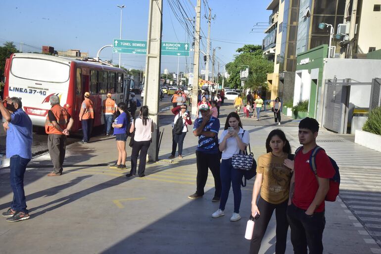 Pasan los años y los pasajeros siguen siendo víctimas de un pésimo servicio de transporte público. Las reguladas de los colectivos son constantes.