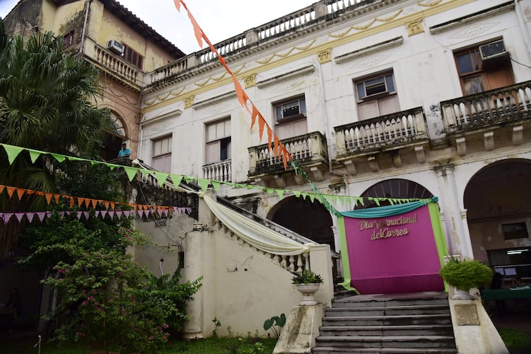 El  Palacio Patri fue decorado con banderines por el "Día Mundial del Correo". La segunda planta del edificio se encuentra inhabilitada. 