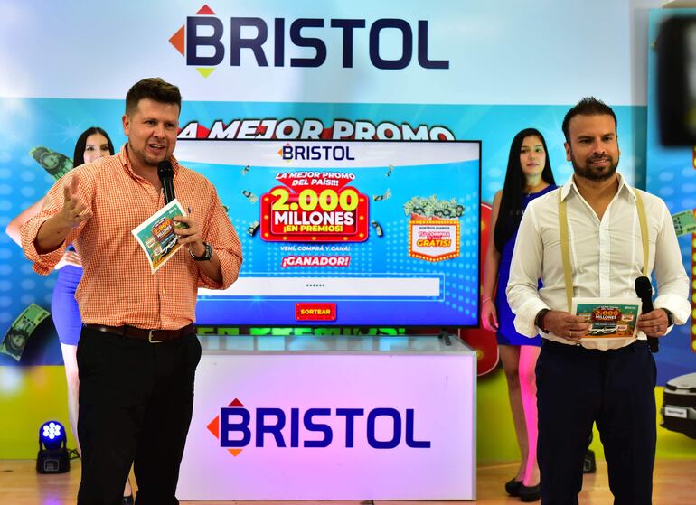 Diego Chamorro, Gerente de Marketing de Bristol, y Marcelo Jara, conductor del sorteo final de Bristol.