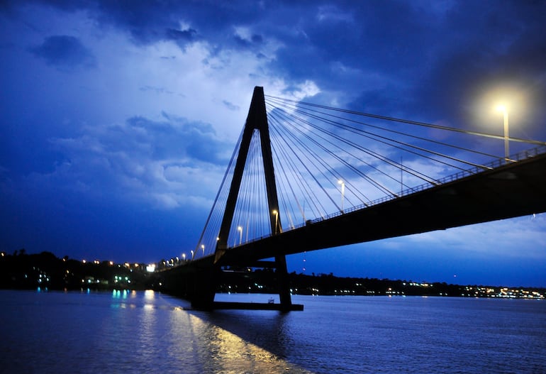 Imponente imagen nocturna del puente internacional San Roque González de Santa Cruz, sobre el río Paraná.