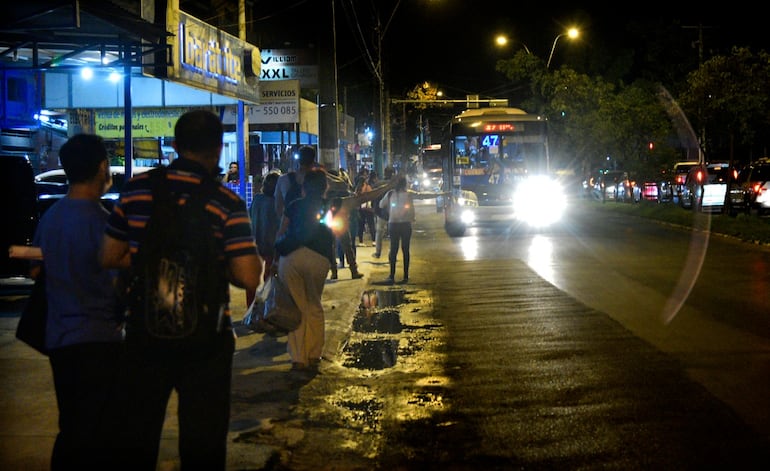 Decenas de pasajeros esperan por un colectivo en la noche del martes 30 de marzo. La regulada de los transportistas sigue humillando a los pasajeros.