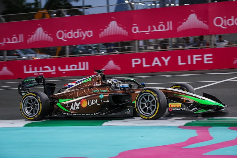 Joshua Duerksen realiza una maniobra en el exigente circuito urbano de Jeddah, en Arabia Saudita. Nuestro compatriota buscará mejorar su marca e irá hoy en busca de los primeros puntos dentro de la categoría.