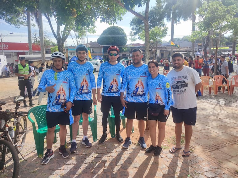 Grupo que llegó pedaleando desde Salto del Guairá. 