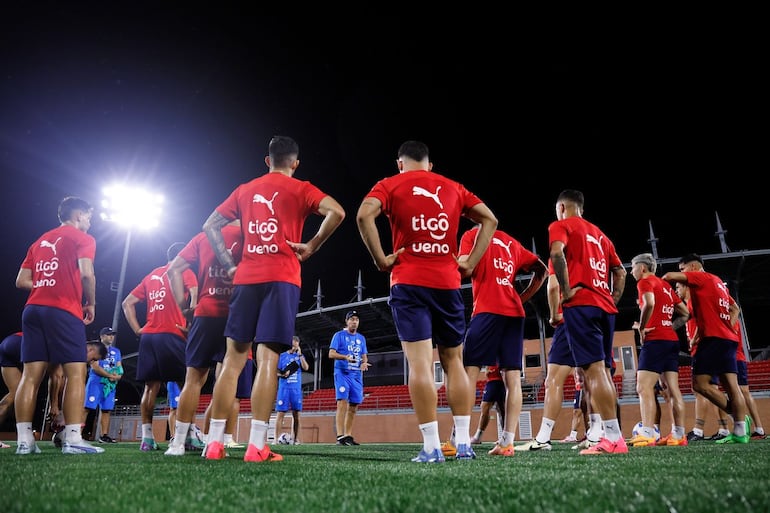 Daniel Garnero hablando con los jugadores antes de la practica