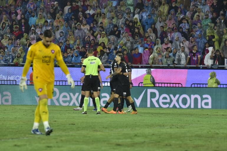 El argentino Lucas Pratto fue autor del primer gol de Olimpia en el superclásico del fútbol paraguayo contra Cerro Porteño en La Nueva Olla por la fecha 17 del torneo Apertura 2024.