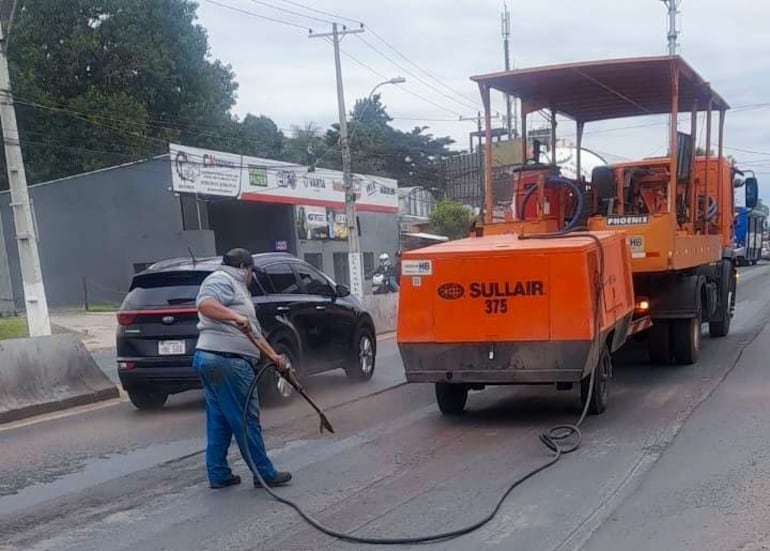 MOPC inició el bacheo de la desastrosa avenida Defensores del Chaco.