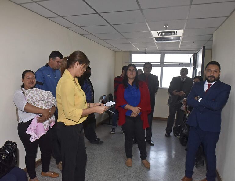 Los acusados junto a sus defensores, en los pasillos del Palacio de Justicia de Asunción, aguardando la postergación de la preliminar.