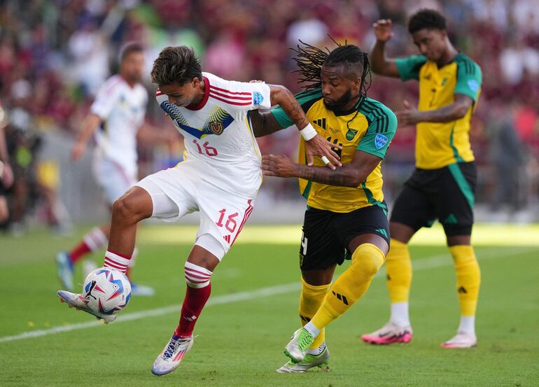 Telasco Segovia de Venezuela controla el balón ante Kasey Palmer de Jamaica en la primera mitad del partido del Grupo B de la CONMEBOL Copa América 2024 entre Jamaica y Venezuela, disputado en el Q2 Stadium de Austin, Texas.