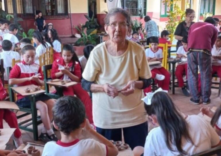 Ceramista Bienvenida Monges impartiendo clases a niños de escuelas en Areguá.