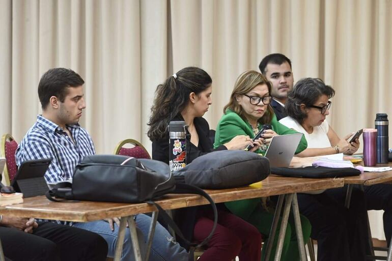 Héctor Grau (izq.) y Marcello Fretes junto a sus abogadas defensores, durante la audiencia preliminar.