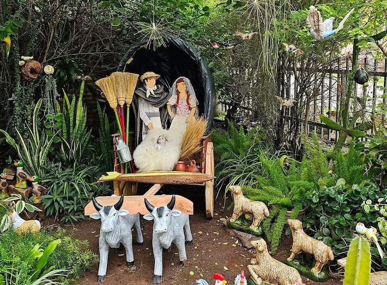 El pesebre de la familia Diarte Añazco cuenta con los personajes María y José vestidos de paraguayos y el niño Jesús con su manto bordado de ñanduti.