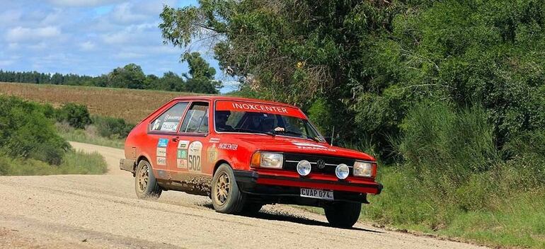 Así transitó un sector de tierra el Volkswagen Passat de 1981, al mando del binomio compuesto por Esteban Gabriel Gauto y Michael Meier, durante el gran premio.