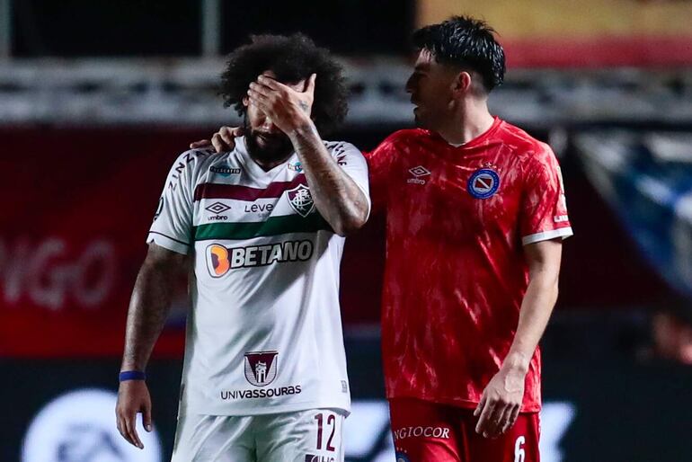 Marcelo (i), futbolista de Fluminense, lamenta la falta cometida que produjo la lesión de Luciano Sánchez (fuera de cuadro) en el partido contra Argentinos por los octavos de final de la Copa Libertadores en el estadio Diego Armando Maradona, en Buenos Aires. 