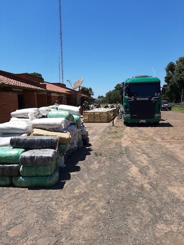 El pesaje de la carga se realiza en la base de operaciones de la Policía en Santa Rosa del Aguaray.