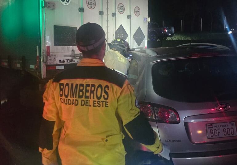 Bomberos voluntarios llegaron al lugar para auxiliar a la víctima.