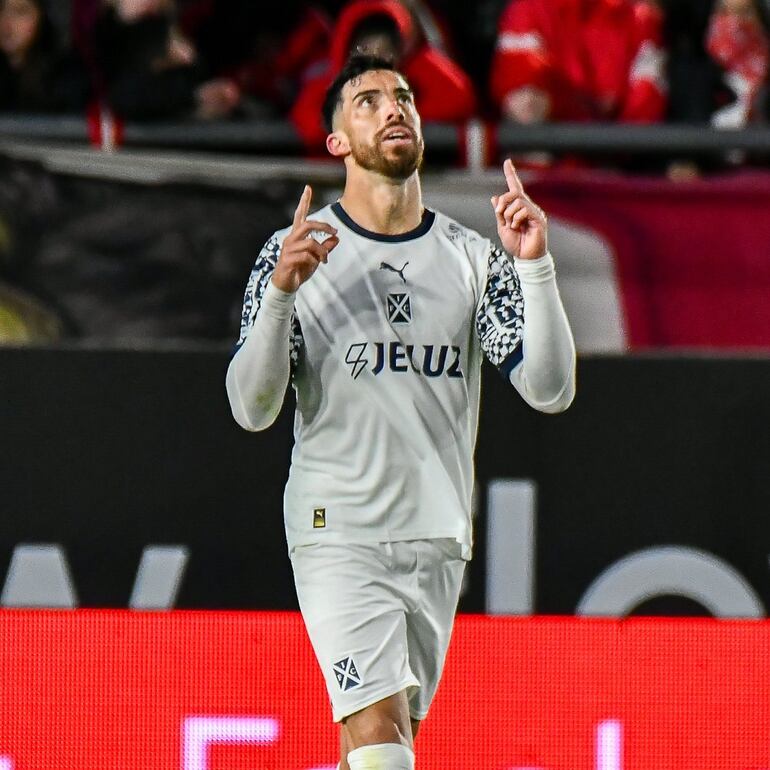 Gabriel Ávalos celebra su gol para Independiente ante Estudiantes de La Plata.