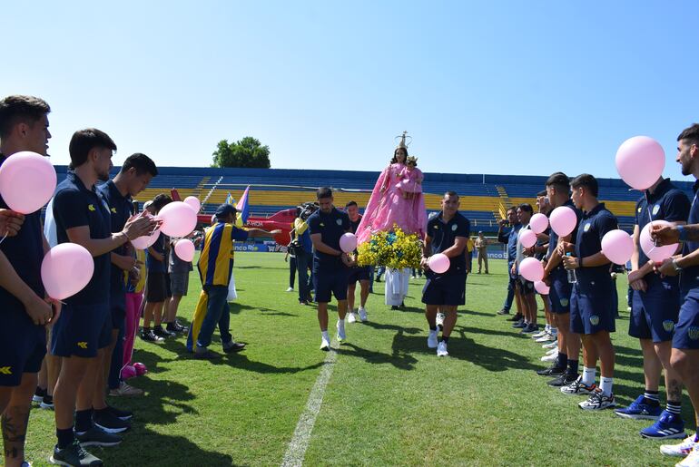 Jugadores del Sportivo Luqueño recibieron a la imagen de la Virgen del Rosario en el estadio Feliciano Cáceres.