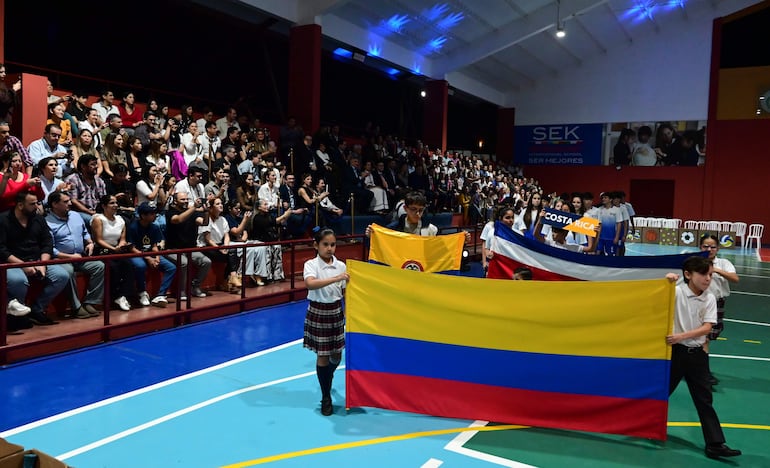 Las delegaciones deportivas invitadas, desfilaron en el polideportivo del Colegio SEK.