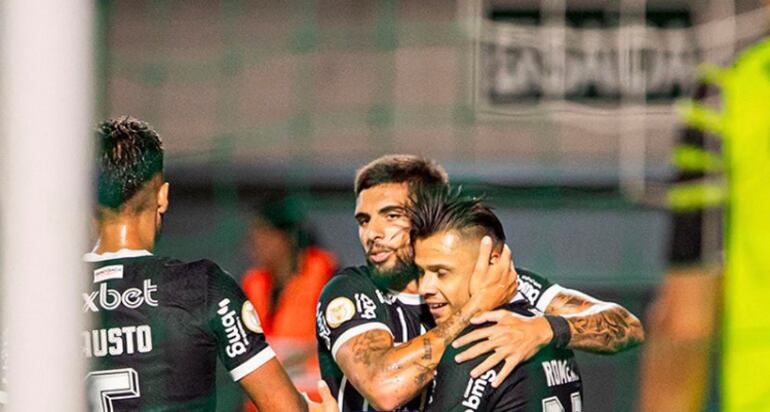 El paraguayo Ángel Romero, jugador del Corinthians, festeja un tanto en el partido frente al Coritiba por la Serie A de Brasil.