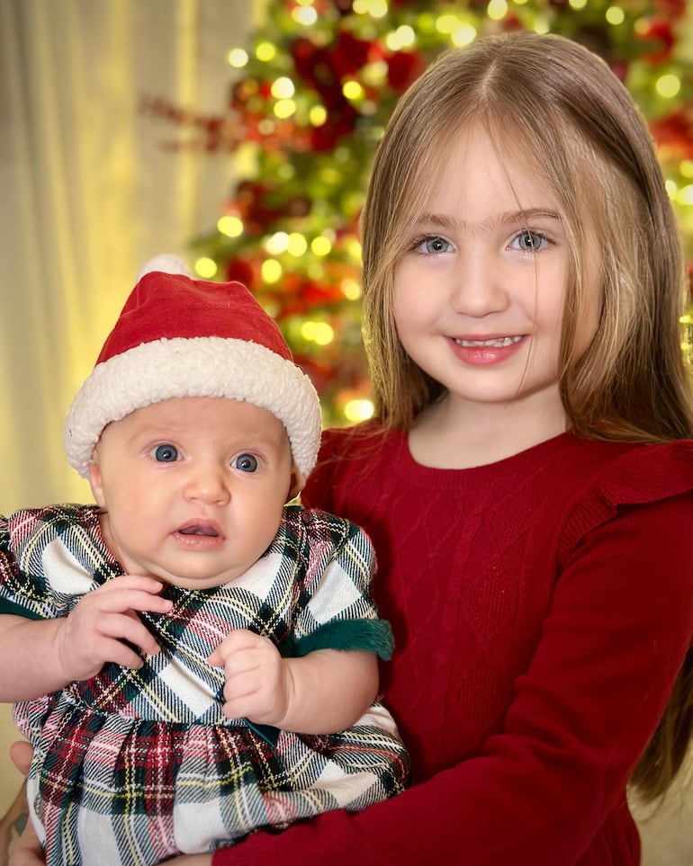 Carlota y Dakota, las princesitas del hogar formado por Flopy Conde y Joseca Báez. (Instagram/Florencia Conde)