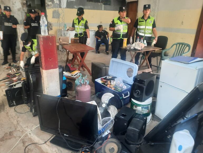 Parte de los elementos incautados por la Policía Nacional durante una requisa en el interior de la cárcel de Tacumbú.