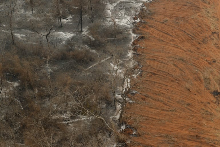 Fotografía aérea de la zona afectada por un incendio en la región del Chaco, en Bahía Negra.