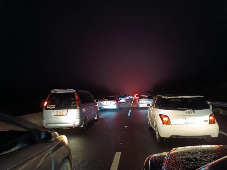 Gran cantidad de vehículos siguieron formando largas filas en la noche y madrugada en el puesto de peaje de Ypacaraí, específicamente en el carril de salida en el sentido Ypacaraí-Caacupé.