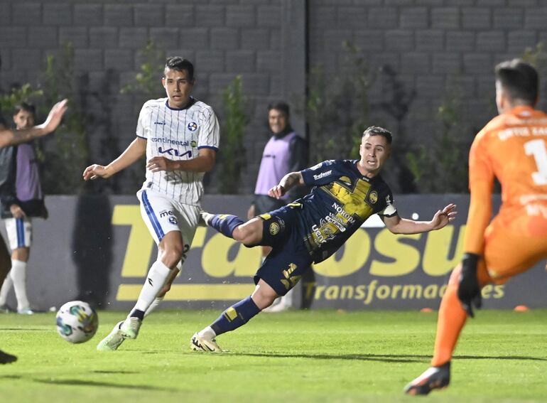 El defensor de Sol de América, Víctor Barrios, no llega a tiempo para cerrar y evitar que Sergio Mendoza envié el centro al área.