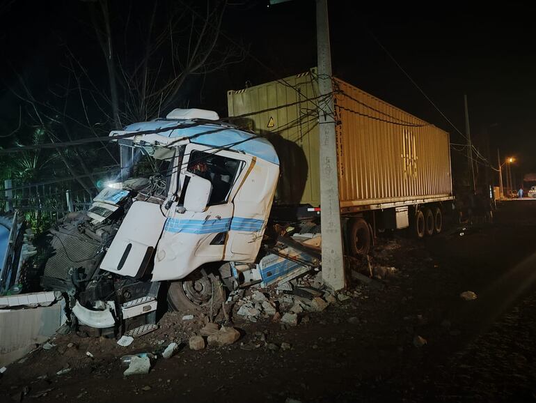 Accidente de tránsito afectó a dos viviendas en ruta PY02