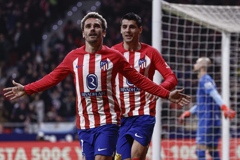 GRAF3203. MADRID, 25/11/2023.- El delantero francés del Atlético de Madrid Antoine Griezmann celebra tras anotar el 1-0 durante el partido correspondiente a la jornada 14 de LaLiga que Atlético de Madrid y RCD Mallorca disputan este sábado en el estadio Metropolitano. EFE/ Sergio Perez
