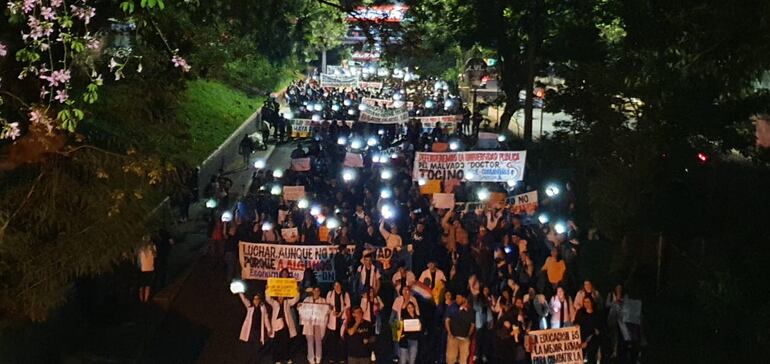 Miles de estudiantes del este del país se manifestaron en Ciudad del Este contra la Ley "Hambre Cero".