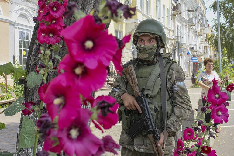 Un soldado del grupo de mercenarios Wagner, vigila una de las calles de la sureña ciudad rusa de Rostov del Don, tras tomar su control en una rebelión armada. EFE/STRINGER