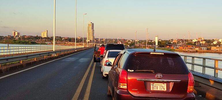 Calzada del puente internacional “San Roque González de Santa Cruz”, un sector del paso fronterizo dominado por los traficantes de combustibles, que manejan a su antojo los adelantamientos indebidos mediante una red de comunicación vía WahtsApp con sus pares.