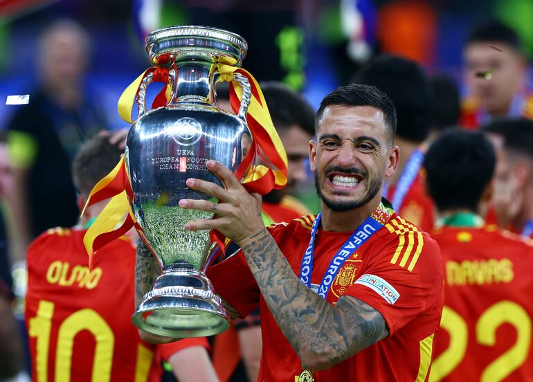 Joselu, jugador de la selección de España, celebra con el trofeo de la Eurocopa 2024. 